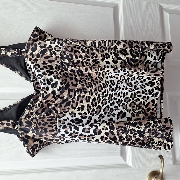 Q women's Swimsuits for All animal print plus size swim top 30 - Picture 2 of 4